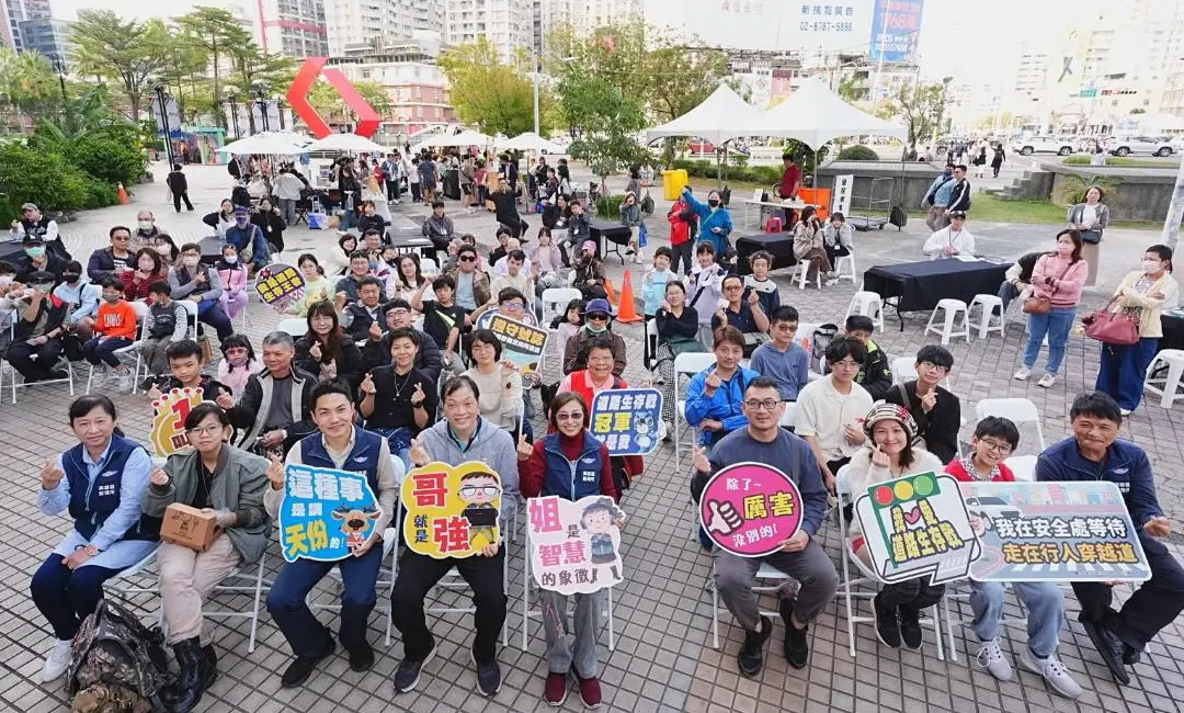 ▲交通部公路局高雄區監理所舉辦道路生存戰－交通安全桌遊競賽活動，由高雄區監理所所長馮靜滿(前排左5)主持。(圖／高雄區監理所提供)