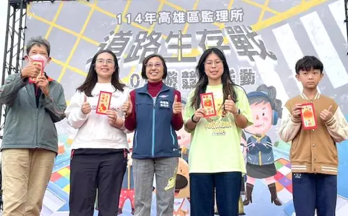 ▲公路局高雄區監理所所長馮靜滿(中)頒獎給獲獎的參賽民眾，以資鼓勵。(圖／高雄區監理所提供)