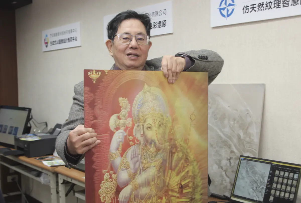 ▲徐忠煌介紹，公司2004年轉型做立體印刷，因為是不規則平面，再加上成本高，手上一幅海報大小的光柵圖售價就2.4萬元，因此必須要確保數張圖形有效產生變化，必須要減少瑕疵及損耗。（圖／記者鍾泓良攝影）