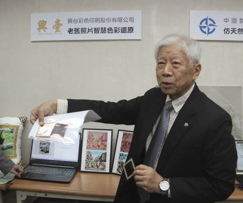    ▲陳政雄表示，公司存有大量的老舊照片、幻燈片，但這些照片經過時間下都容易退色，當畫質也不夠好，但這些都是保留下來的歷史記憶，因此必須要想盡辦法來修復。（圖／記者鍾泓良攝影）  