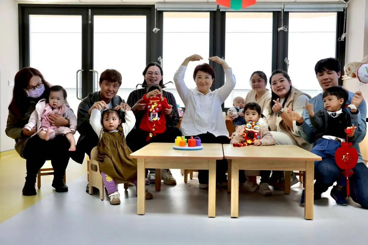 ▲公設民營太平長億托嬰中心，今(29)日歡喜開幕，市長盧秀燕開心表示，這是台中市第48處公托，送給爸媽新年禮物。（圖／市府提供）