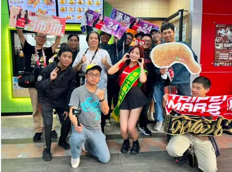 ▲小龍女啦啦隊員「沛沛」擔任德克士板橋新埔門市一日店長。（圖／台灣德克士提供）