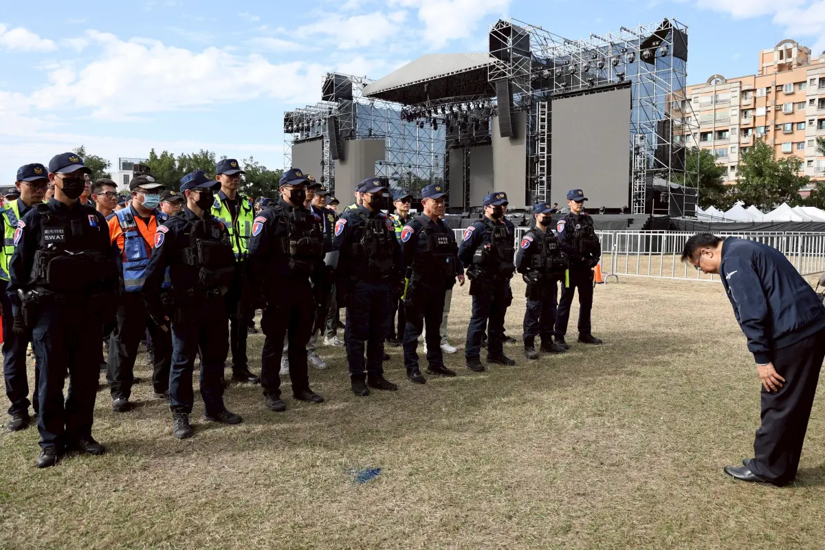 ▲ 為因應日前台北市發生隨機襲擊事件，台南市政府於今天在永華市政中心西側廣場舉辦維安演練，市長黃偉哲並親自到場全程視察並感謝其努力演練。（圖 ／南市府提供）