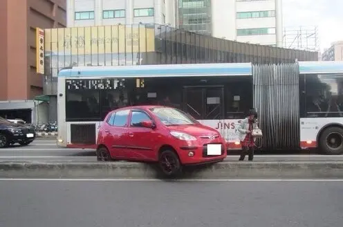 阿嬤累了嗎？71歲女駕駛右轉失誤　紅車直接開上分隔島