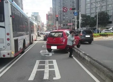 ▲ 71歲楊姓婦人29日駕車行經台中台灣大道，右轉時未注意分隔島，整輛車卡在分隔島上。（圖／翻攝畫面）