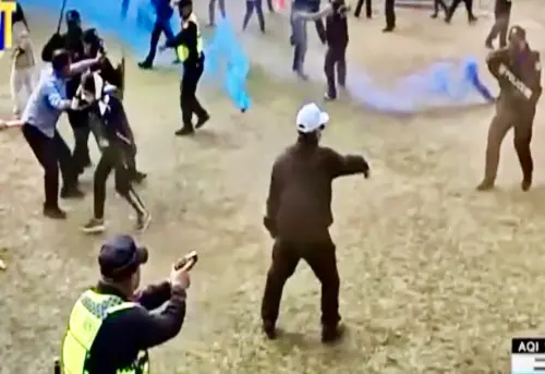 ▲ 演練情境為嫌犯先丟煙霧彈，試圖引發恐慌。（圖 ／南市府提供）