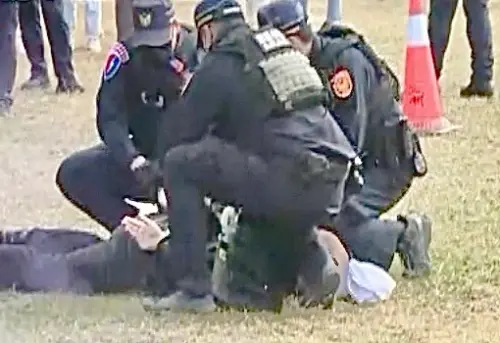 ▲ 現場執勤員警發現突發事件後，立即圈圍歹徒、控制現場，並由特殊任務警力持辣椒水、臂盾及電擊槍等制伏行兇歹徒。（圖 ／南市府提供）