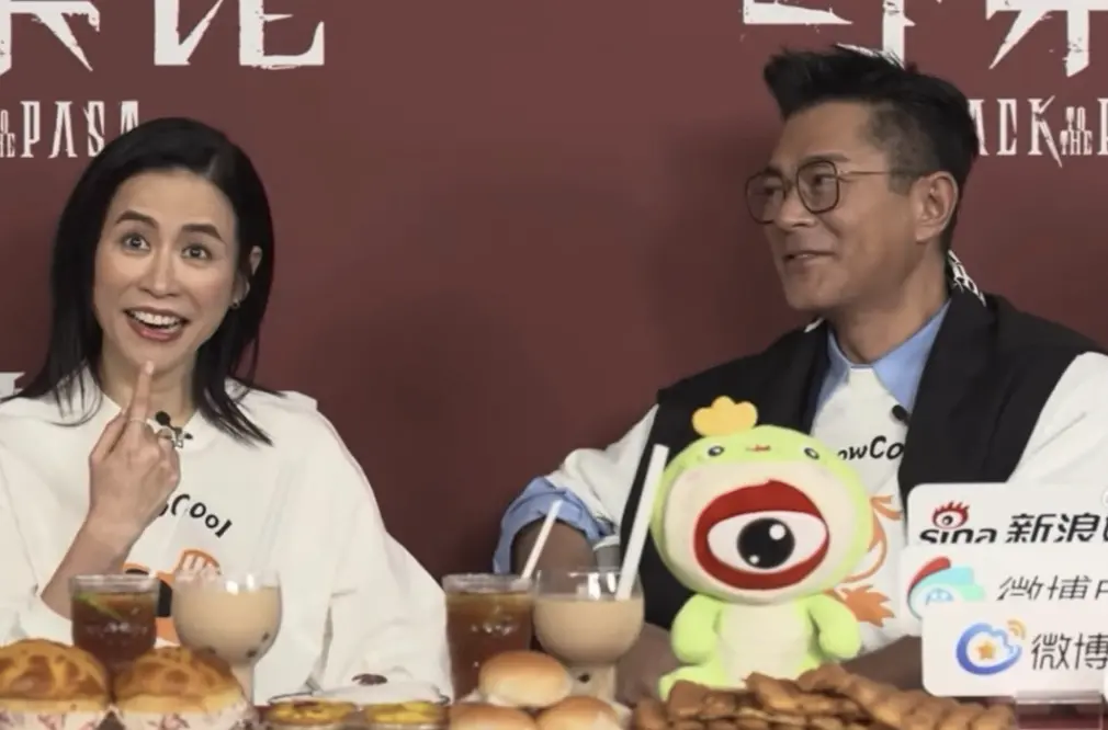 ▲古天樂（右）與宣萱（左）直播宣傳《尋秦記》電影版，一路鬥嘴，古天樂還疑似突然開黃腔，把胯下器官當笑哏，觀眾看他們互動太開心，直呼：「像老夫老妻。」（圖／摘自微博）