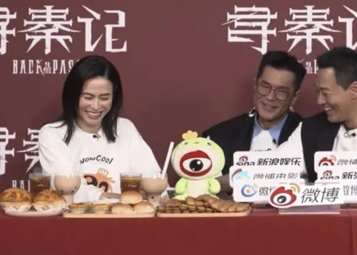 ▲古天樂（中）在宣萱（左）面前突然講有顏色的笑哏，不僅彼此笑得開心，連同場的林峯（右）都被逗樂。（圖／摘自微博）