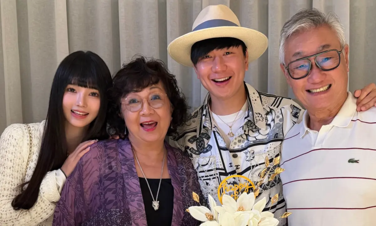 ▲林俊傑（右2）今日幫媽媽過生日，無預警公開與女友的合照，女方正是小他20歲的中國網紅七七（左1）。（圖／林俊傑IG）