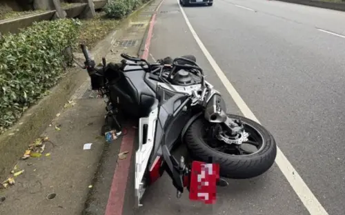 ▲新北深坑文山路29日下午發生離奇車禍，50歲男子騎紅牌重機行駛時，突遭野生猴子竄出撞擊，人車倒地滑行受傷。（圖／翻攝畫面）