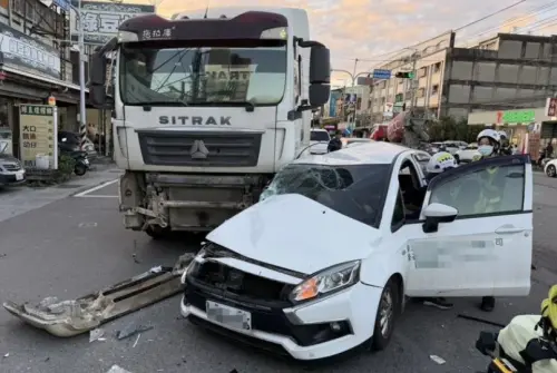 砂石車、混凝土車連環撞！台中大肚2車被夾成夾心餅　3人受傷送醫
