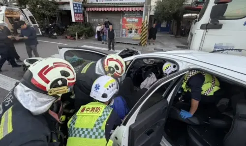 ▲台中大肚區沙田路一段29日下午發生砂石車、預拌混凝土車與兩輛轎車連環撞事故，撞擊力道猛烈，1人一度受困車內，共3人受傷送醫。（圖／翻攝畫面）
