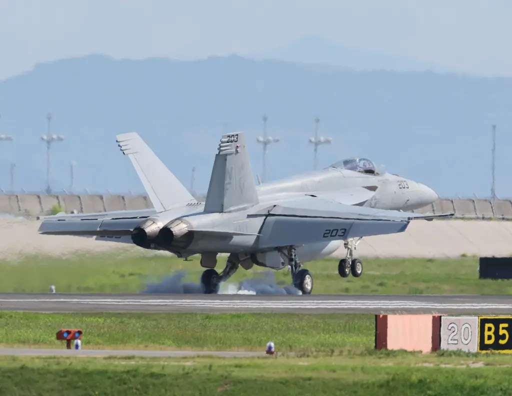 ▲圖為美軍飛機在日本山口縣岩國市的美國海軍陸戰隊岩國航空基地進行野戰航空母艦著艦訓練（FCLP）。（圖／美聯社／達志影像）