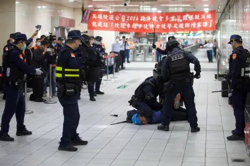 ▲ 2026跨年活動實兵演練」模擬捷運凱旋站發生持刀攻擊並丟擲煙霧彈的突發狀況，立即啟動防踩踏措施並同步搜捕犯嫌。(圖／高雄捷運公司提供)