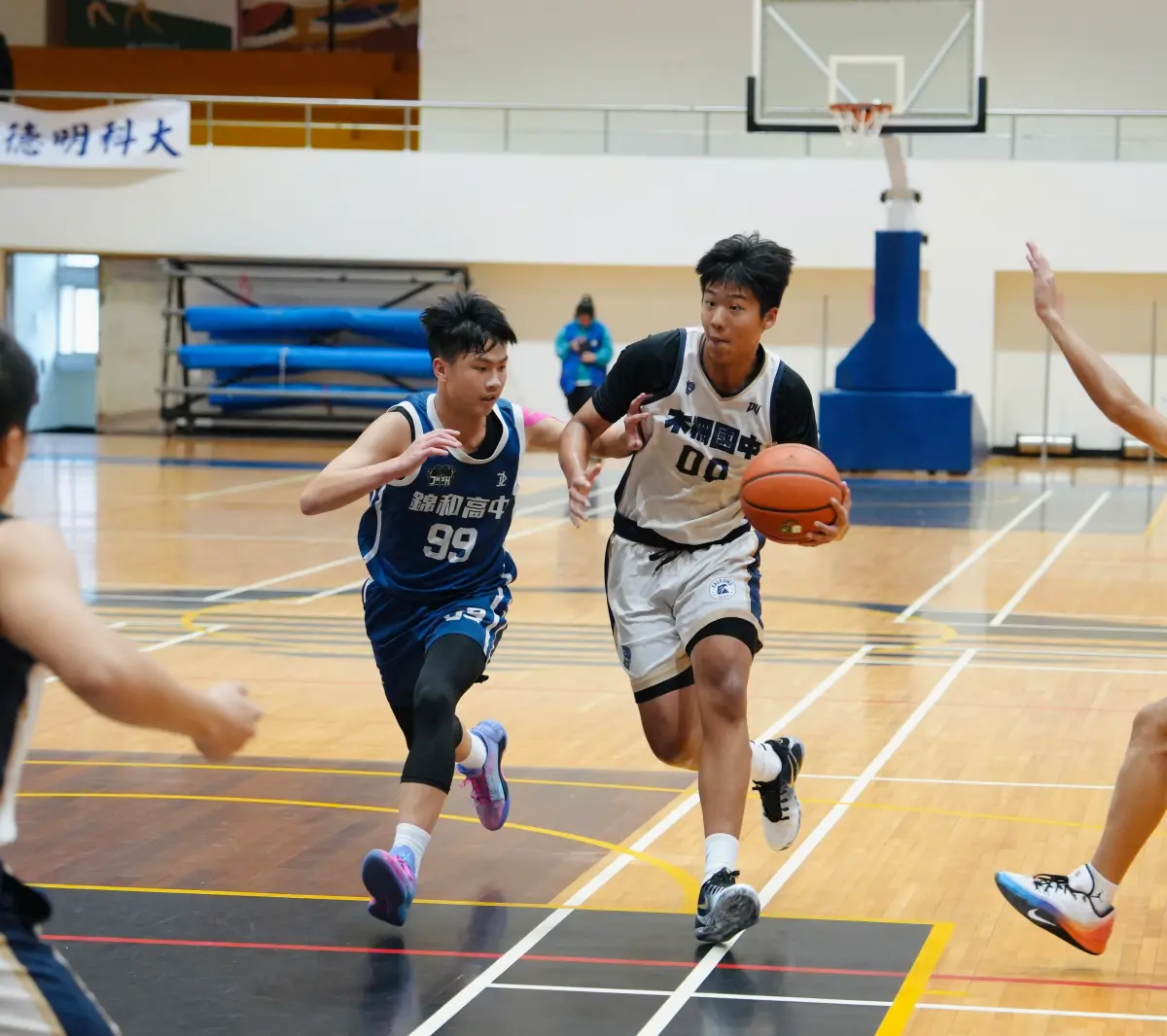 ▲吳東鴻(右)進步飛快，身高191公分切入威脅不小。（圖／U19籃球聯盟提供）