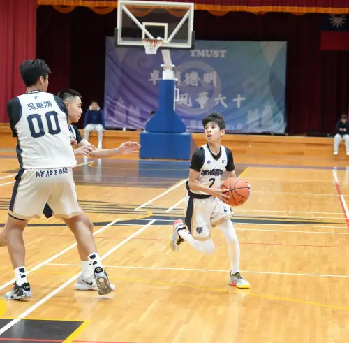 ▲張允睿(右)將從小在書中學到的知識應用到籃球場上。（圖／U19籃球聯盟提供）