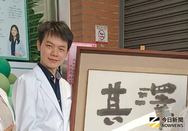 ▲冬季過敏性鼻炎好發期，台中其澤中醫院長吳晉廷建議，冬病冬治，不想吃藥針炙，「三九貼」是新選擇。（圖／記者金武鳳攝，2025.12.30)