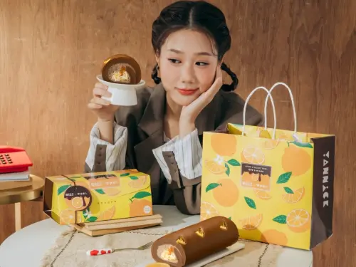 ▲亞尼克與「金家ㄟ」攜手打造的「濟州橘風巧克力生乳捲」，以知名濟州島柑橘蜂蜜茶為靈感。（圖／亞尼克提供）