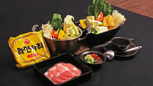 ▲ 「木櫃工廠創意鍋物」高雄市民限定「港都暖味」鍋物活動延長至2026/1/31，除了午餐時段，近期更加開晚餐時段。（圖／麗尊集團提供）