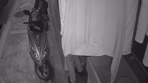 ▲北市男喝醉亂砸民宅！犯案過程被拍　下秒「倒停車場地下室」遭逮。（圖／翻攝畫面）