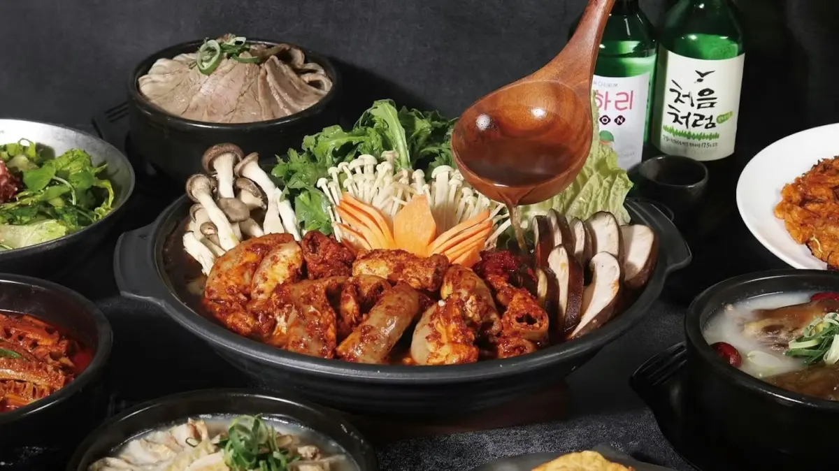 ▲築間新品牌「中央韓鍋酒舍」引進首爾45年名店，主打韓國人生必吃醒酒湯「牛腸火鍋」。首店進駐台北信義區ATT 4 FUN試營運「整單88折」開幕優惠，推薦菜單、訂位資訊一次整理。（圖／築間集團 jhujian.com.tw）