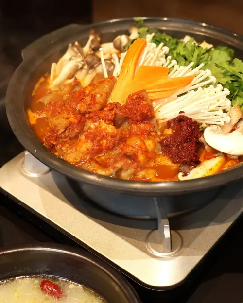 ▲中央韓鍋酒舍主打被韓國饕客視為人生必吃的醒酒湯。（圖／築間集團 jhujian.com.tw）