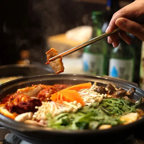 ▲中央韓鍋酒舍招牌「牛腸火鍋」等醒酒湯，創下單月銷量逾6萬碗紀錄。（圖／築間集團 jhujian.com.tw）