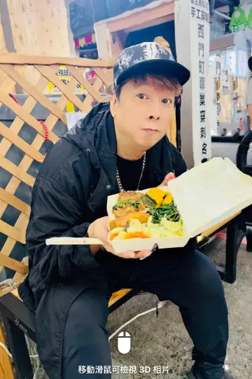 ▲曹西平（如圖）晚年常常在店門口一邊吃便當、一邊拉客人，坦言自己為了做生意，可以不顧面子，也希望大家別用異樣眼光看待他。（圖／曹西平臉書）