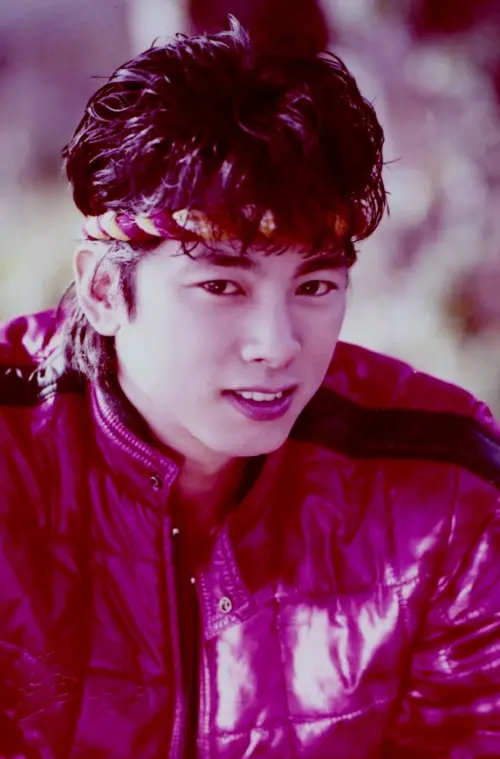 ▲曹西平最早以「動感偶像」的形象擄獲不少女學生的喜愛，對於造型很重視，髮帶一度是他標榜的重點，在當年台灣演藝界獨樹一格。（圖／摘自 Lim Hong Huay FB）