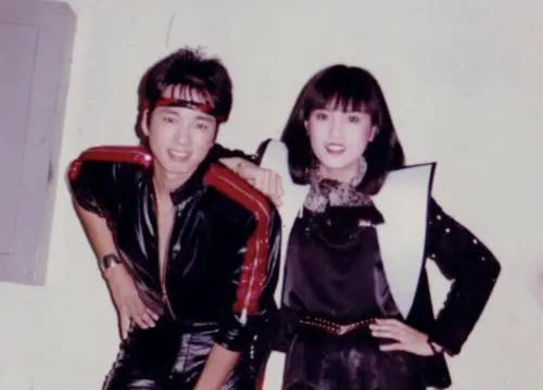 ▲曹西平（左）偶像歌手時期造型時髦，和當年的紅牌玉女江玲（右）也曾有合作。（圖／摘自 Lim Hong Huay FB）