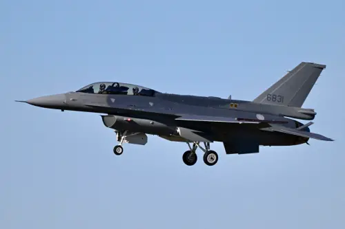 中國環台軍演之際！空軍首架新購F-16V首飛成功　估明年第3季返台
