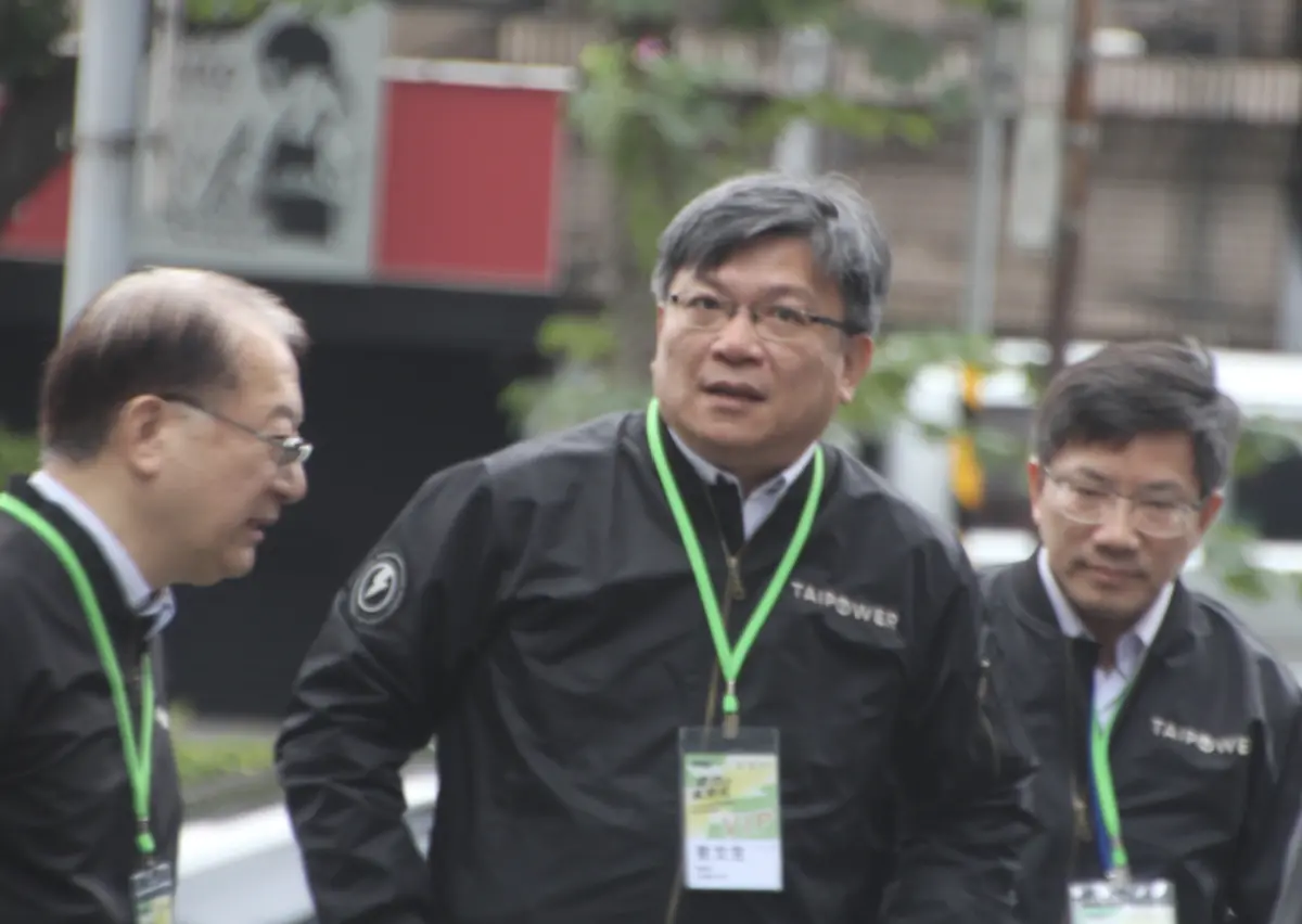 ▲曾文生今（30）日表示，天然氣船早上已經入港，近期備轉容量率都有超過10%，將會持續觀察軍演狀況。（圖／記者鍾泓良攝影）