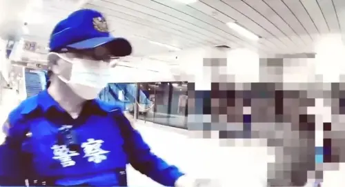 不是第一次！紅衣婦高捷車廂喊「列車不准開」　警持盾牌急奔現場
