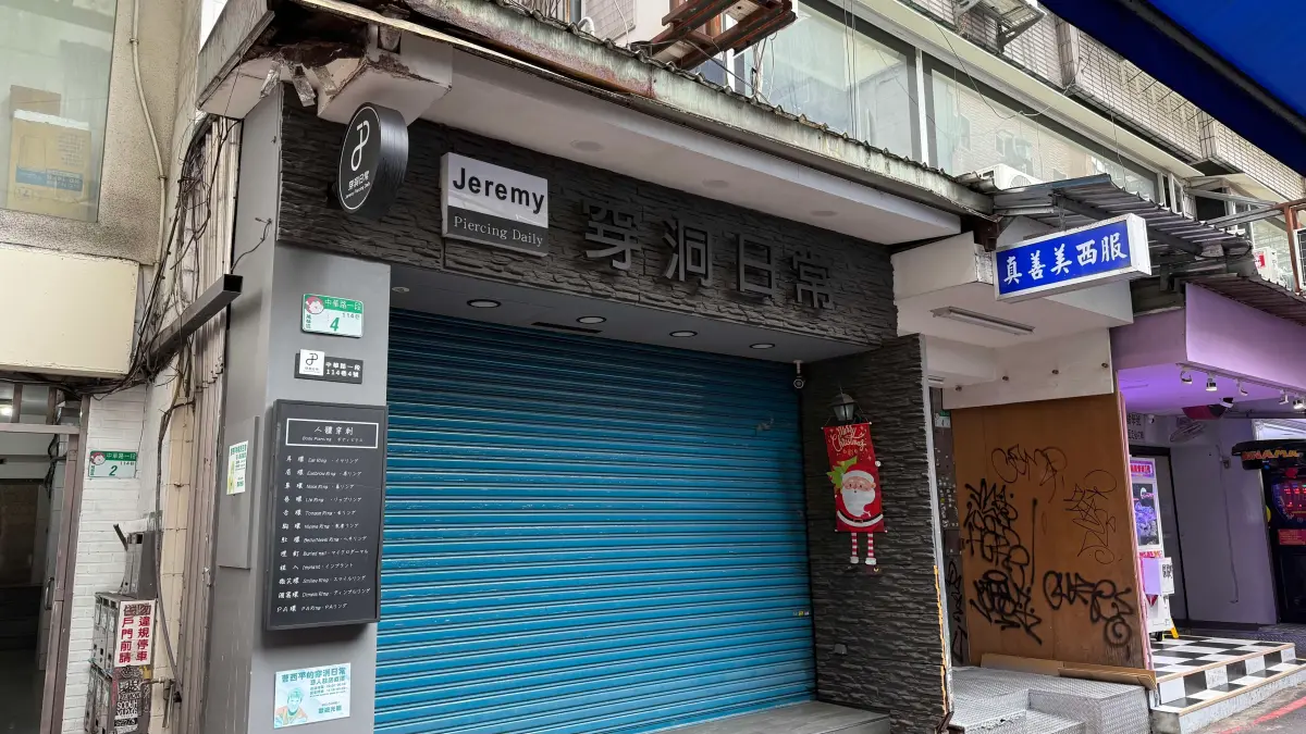 ▲資深藝人曹西平驚傳家中驟逝，享壽66歲。記者前往他與乾兒子Jeremy開設的「Jeremy穿洞日常」西門町店，訪問5年鄰居真善美西服吳老闆，透露四哥為人，笑嘆「他這樣走是幸福的」。（圖／記者蕭涵云攝）