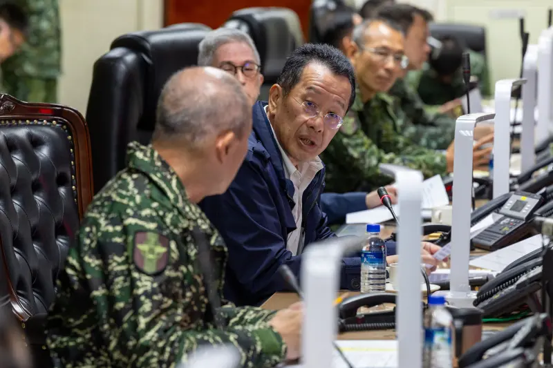 ▲共軍圍台軍演，國防部長顧立雄率重要幹部於聯合作戰指揮中心全程掌握。（圖／國防部提供）