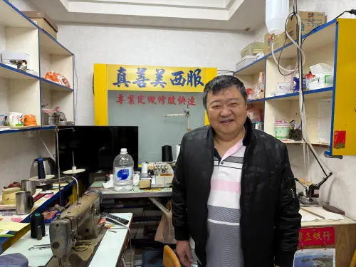 ▲吳老闆的「真善美西服」就開在「Jeremy穿洞日常」隔壁，與曹西平當了5年鄰居。（圖／記者蕭涵云攝）