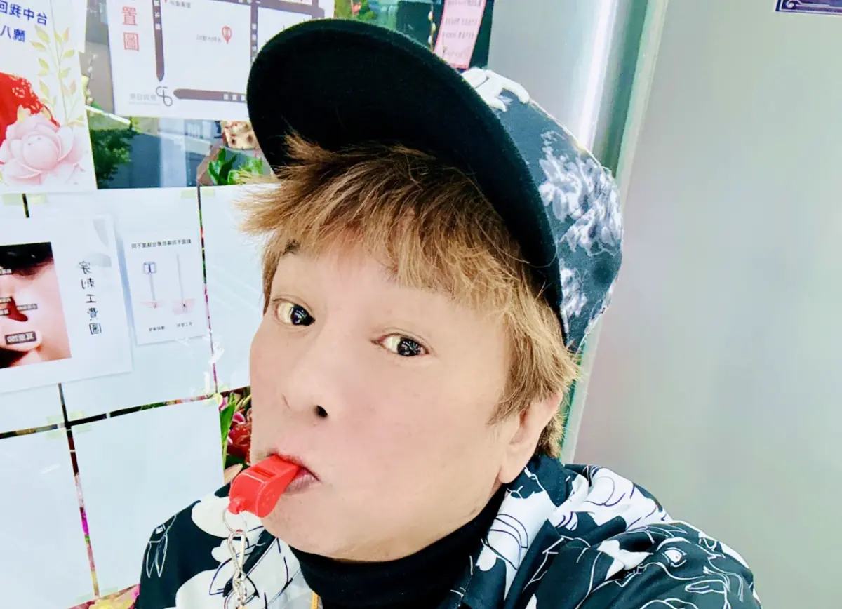 ▲曹西平上節目一定要帶哨子的原因曝光，原來這是他管秩序、吸引大眾注意的一種方式，曹西平更笑說如果忘記帶哨子出門，自已還會沒安全感。（圖／曹西平的粉絲愛團臉書）