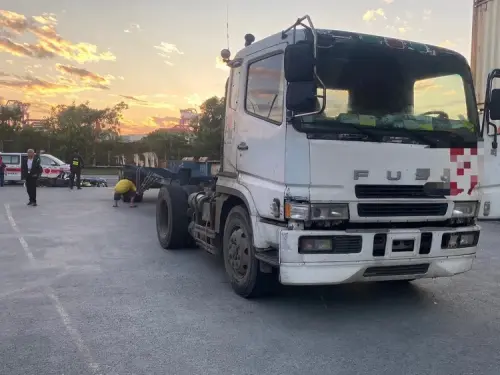 ▲高雄一名女騎士與連結車發生擦撞後倒地遭輾過，導致其右腳掌與右腿分離。（圖／民眾提供）