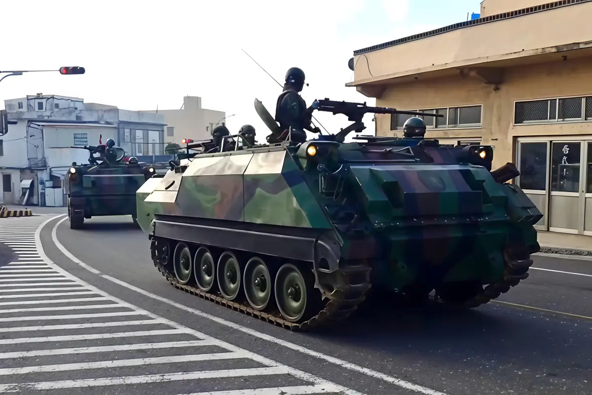 ▲因應中共軍演，澎湖防衛指揮部CM-21甲車，模擬實況進行操演。（圖／記者莊全成翻攝）