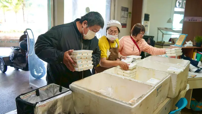 ▲屏東長照送餐志工，為低收及中低收入失能長輩提供每日午、晚餐親自配送到府。（圖／記者莊全成翻攝）