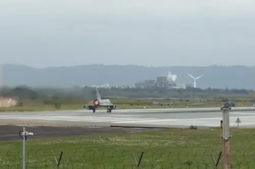 ▲因應中共環台軍演威脅，新竹空軍基地幻象2000戰機準備起飛升空。（圖／翻攝畫面）