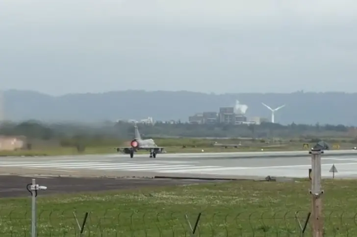    ▲因應中共環台軍演威脅，新竹空軍基地幻象2000戰機準備起飛升空。（圖／翻攝畫面）  