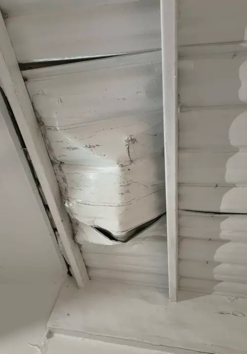 ▲剛到職不到一個月！保全22F「狂丟8支滅火器」被逮竟喊：因為無聊。（圖／翻攝畫面）