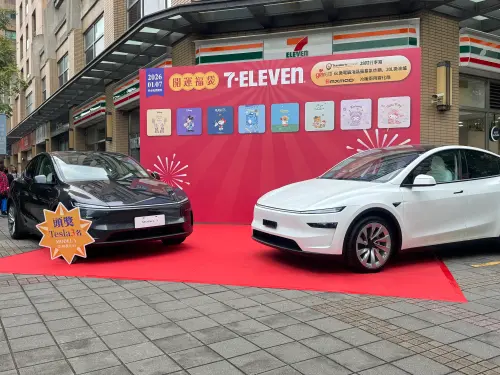 ▲7-11春節福袋大獎抽特斯拉。（圖／記者鍾怡婷攝）