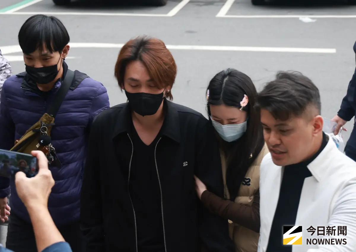 ▲曹西平乾兒子Jeremy（戴黑口罩）稍早與女友抵達板橋殯儀館。（圖／記者葉政勳攝影）