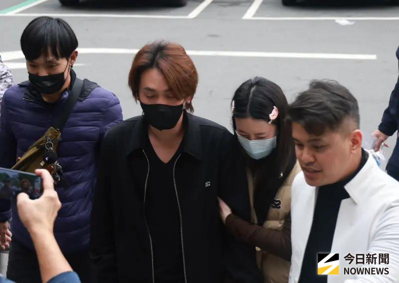 直擊／曹西平遺體相驗！Jeremy一身黑衣現身殯儀館　痛哭吐6字