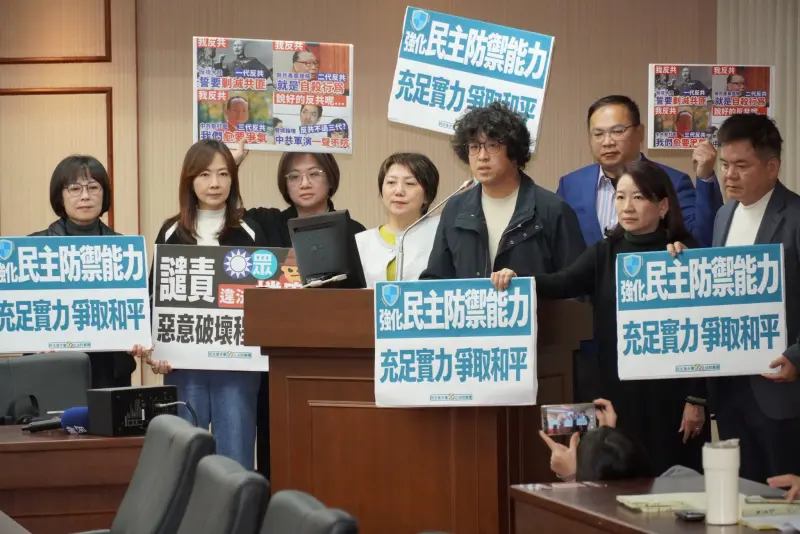 ▲藍白聯手，第五度在程序委員會提案，將國防預算暫緩列案。民進黨立委舉牌譴責藍白立委。（圖／翻攝羅美玲臉書）