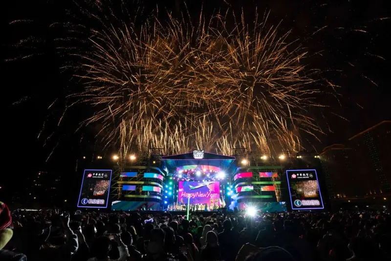 ▲桃園跨年晚會過去都在高鐵站前廣場舉辦，不過2026年將移師樂天桃園棒球場舉辦。（示意圖／桃園市政府）