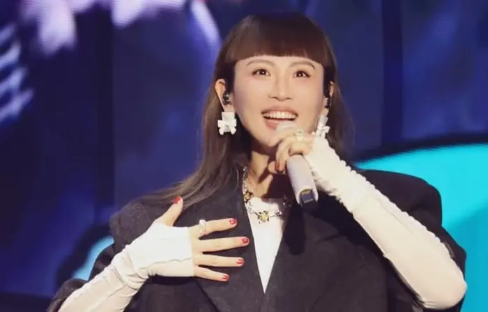 魏如萱小21歲男友Ian回來了！挺過遠距離戀愛　街頭0偽裝甜蜜約會